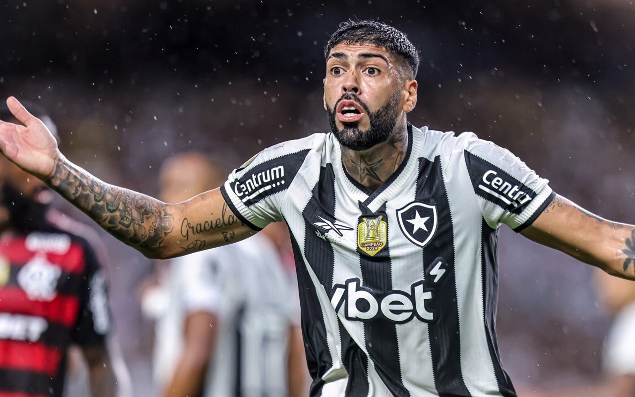 Alexander Barboza, jogador do Botafogo, durante partida contra o Flamengo, no estádio Mangueirão, pelo Campeonato Supercopa 2025 (Foto: Fernando Torres/AGIF)