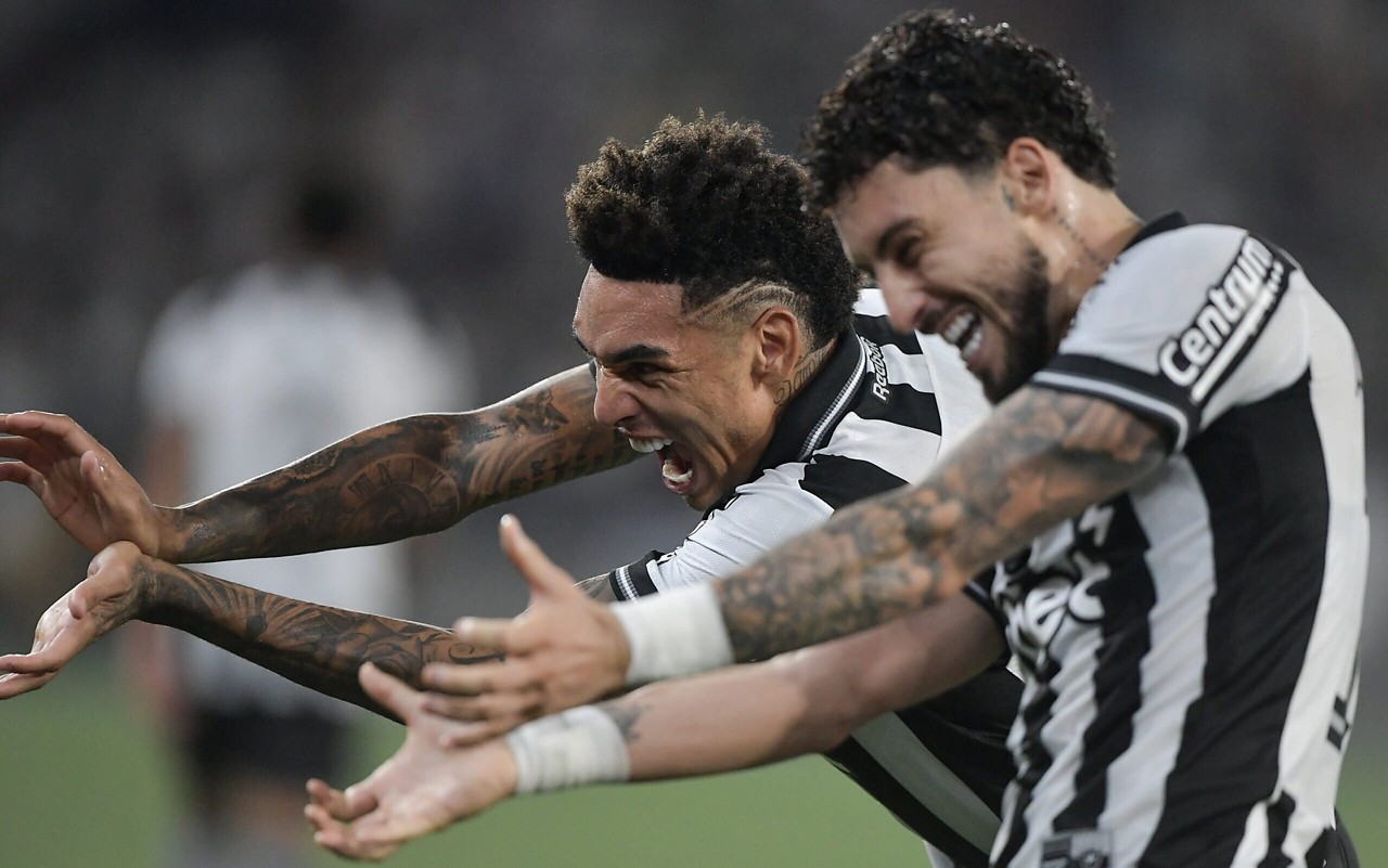 Igor Jesus e Alex Telles comemoram gol do Botafogo contra o Ceará (Foto: Thiago Ribeiro/AGIF)