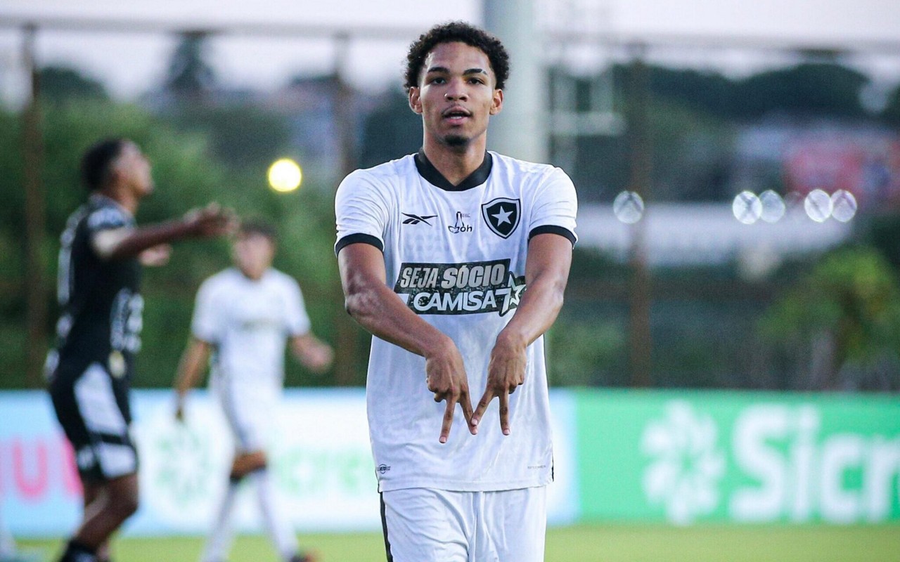 Lucas Camilo comemora gol do Botafogo contra o Votuporanguense-SP pela Copinha 2025. (Foto: Foto: Henrique Lima / BFR)