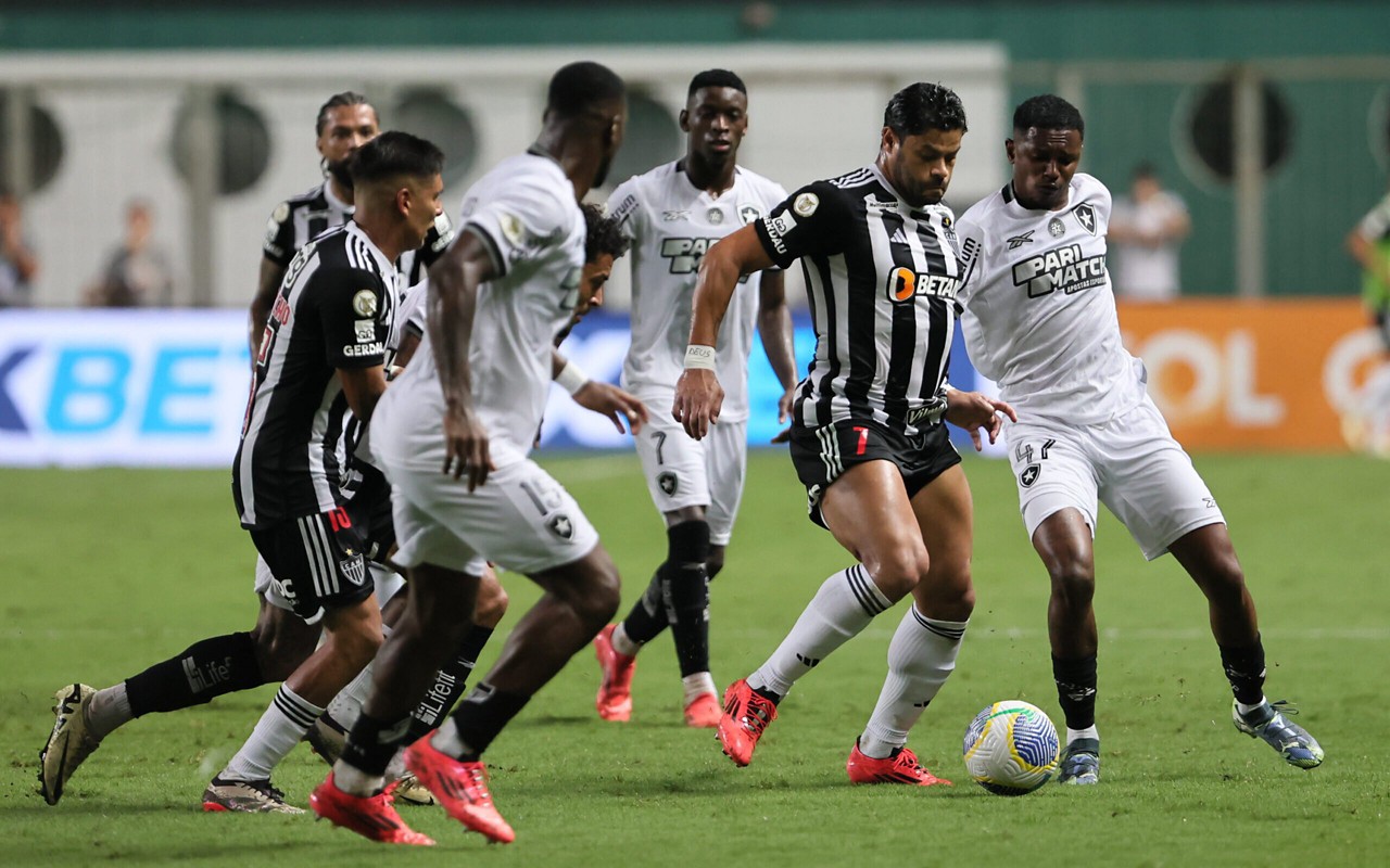 Atlético-MG e Botafogo duelam em clássico interestadual marcado por equilíbrio e partidas históricas no Brasileirão. (Foto: Gilson Lobo/AGIF)