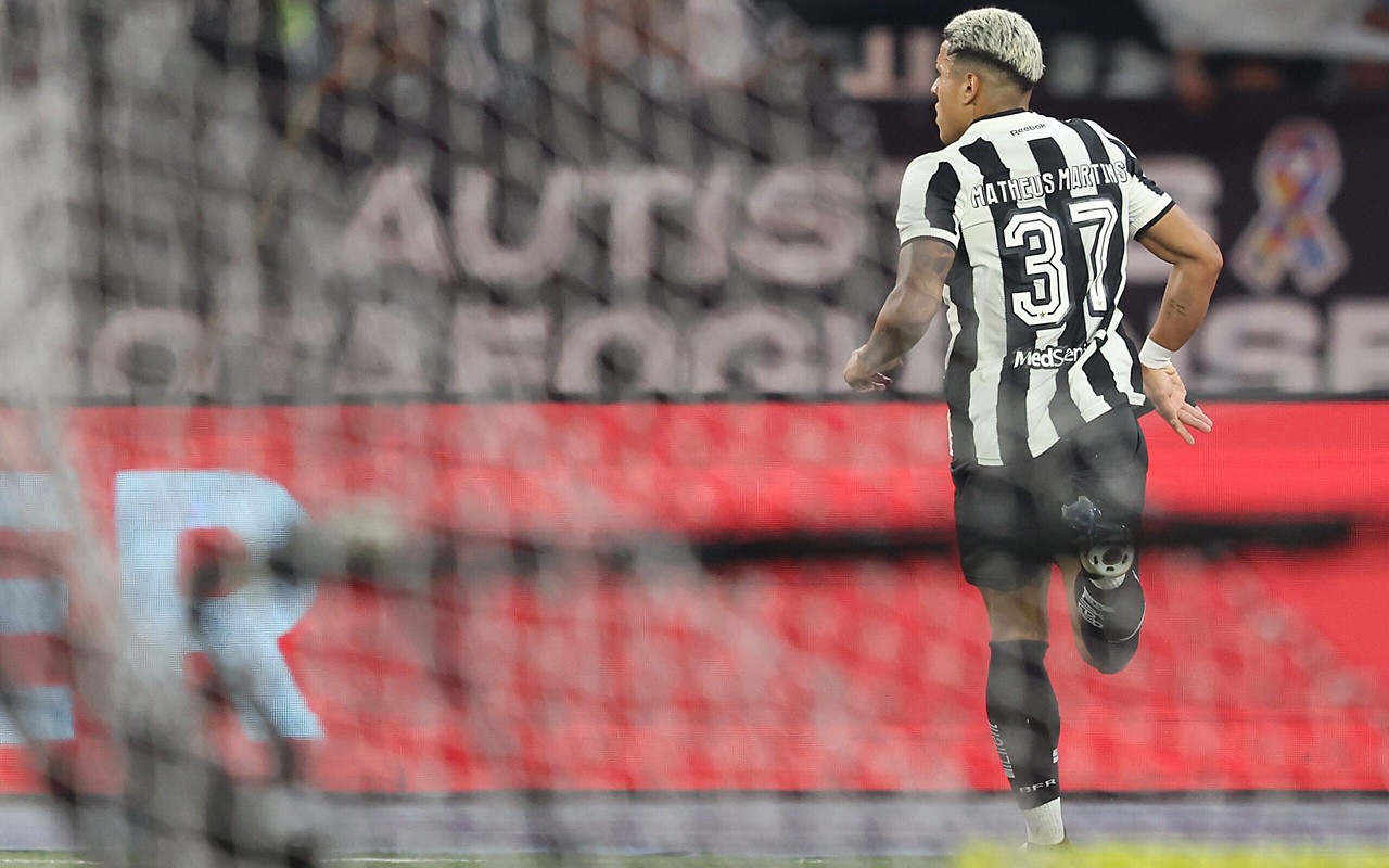 Matheus Martins comemora seu segundo gol no clássico: atacante saiu do banco e fechou a goleada do Botafogo sobre o Flamengo por 4 a 1 no Brasileirão 2024. (Foto: Vitor Silva/Botafogo)