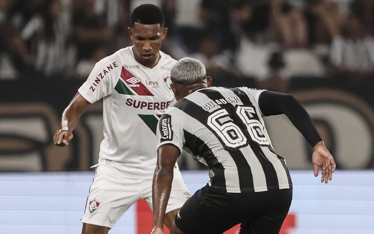 Botafogo e Fluminense em clássico disputado pelo Campeonato Brasileiro no Estádio Nilton Santos. (Foto: Lucas Merçon/Fluminense FC)