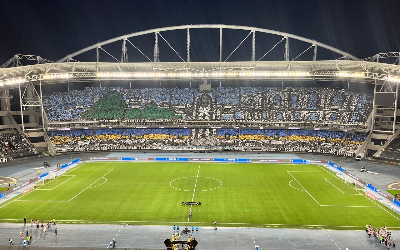 Torcida do Botafogo prepara mosaico para decisão contra o Racing na Recopa Sul-Americana (Foto: Isabelle Favieri/ Lance!)