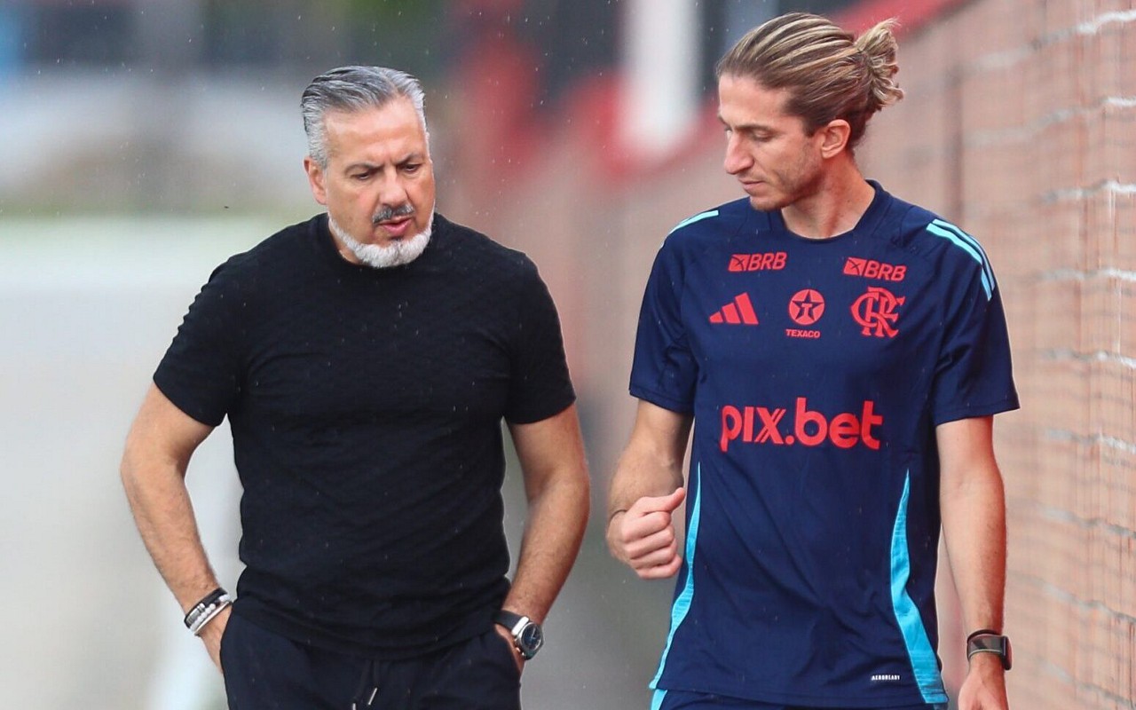 José Boto ao lado de Filipe Luís no Ninho do Urubu (Foto: Divulgação/Flamengo)