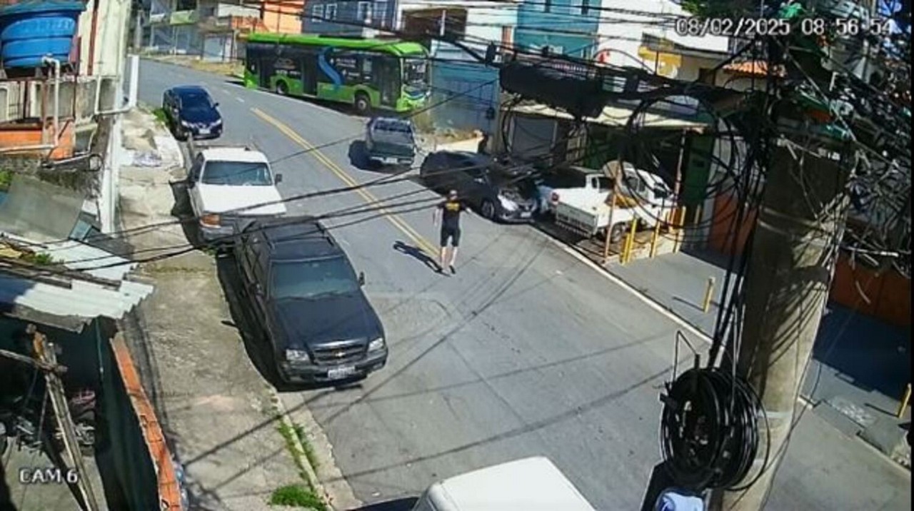 Ônibus elétrico atingiu veículos e casa