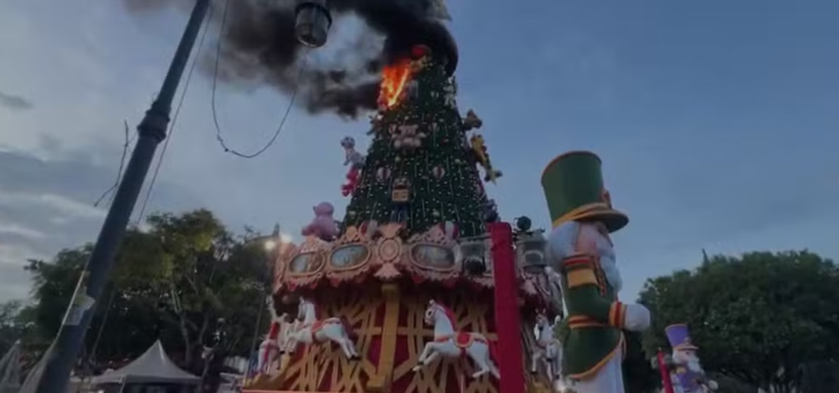 Vídeo: árvore de Natal de 23 metros pega fogo e espalha fumaça preta no céu  de Manaus | O Tempo