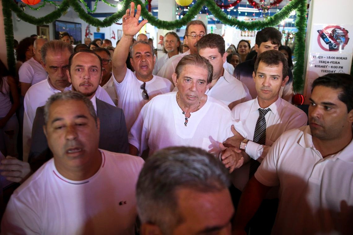 João de Deus aparece para trabalhar, mas fica apenas dez minutos