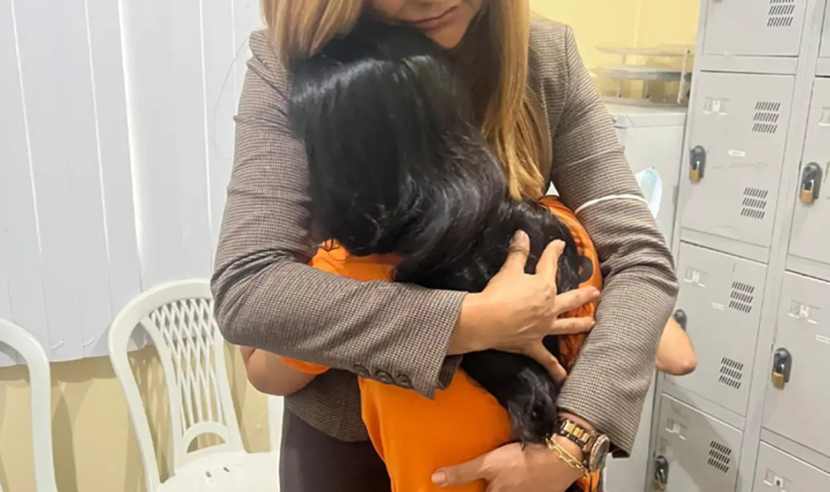 A procuradora-geral de Justiça Leda Mara Albuquerque, abraça a mulher que diz ter sido estuprada por policiais