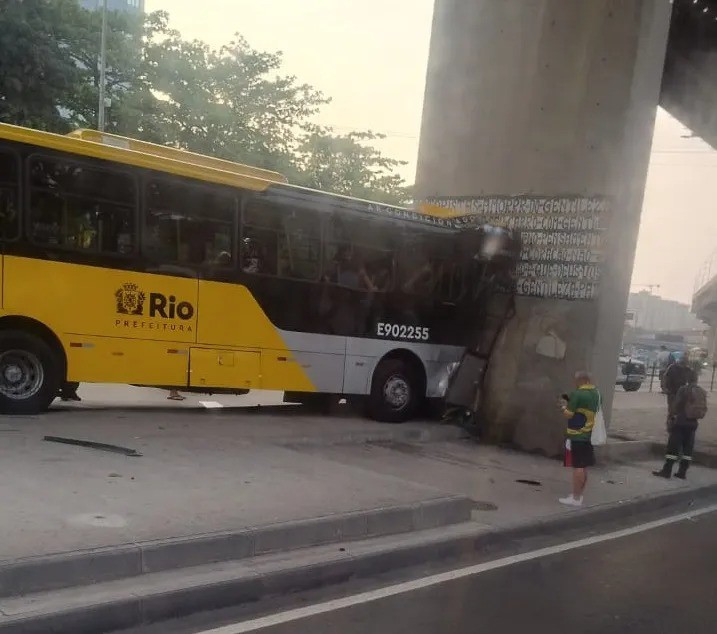 Motorista e passageiros se ferem após acidente com articulado do BRT do Rio