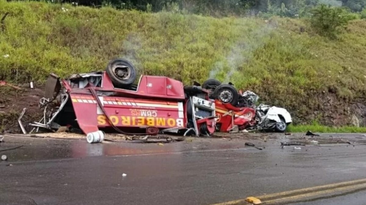 Caminhão dos bombeiros se deslocava para atender uma ocorrência quando colidiu com o veículo de passeio, na RS- 453
