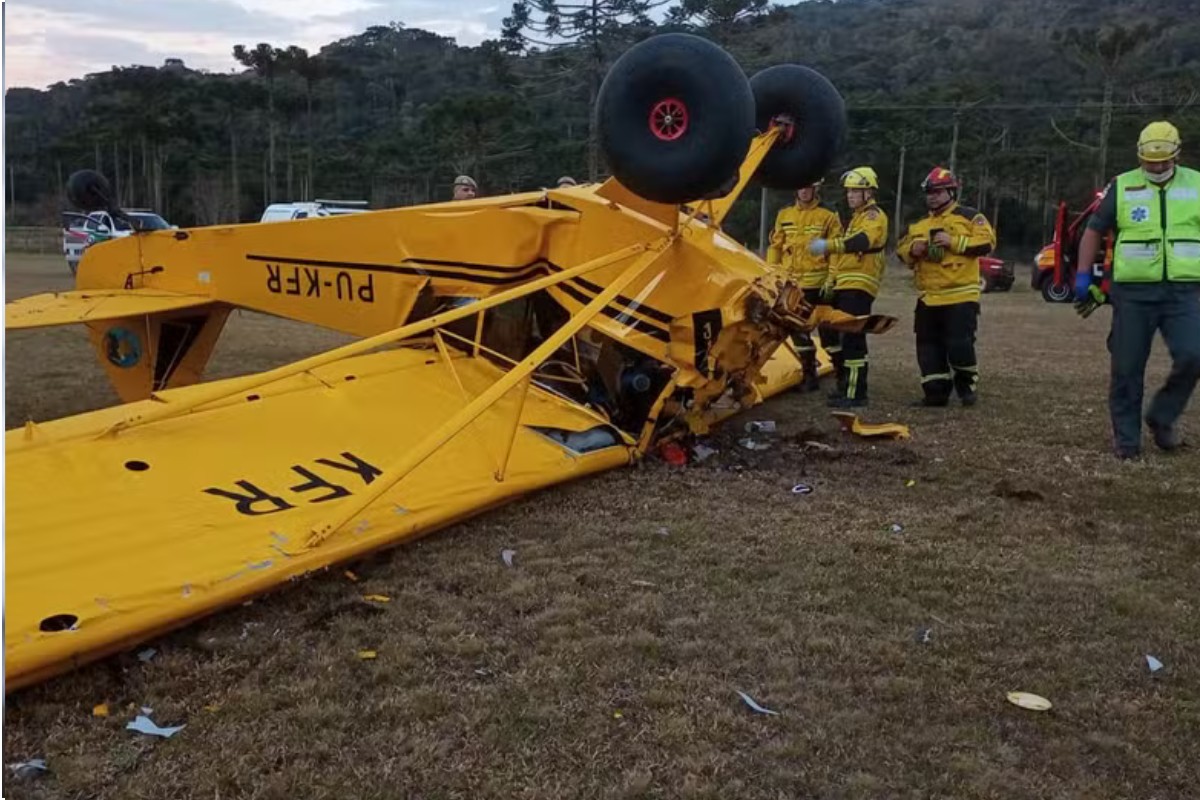 Avião caiu de cabeça para baixo em um campo.
