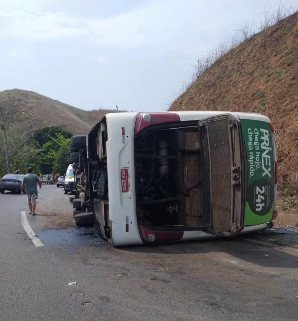 Ônibus tomba e deixa três mortos e seis feridos no Rio