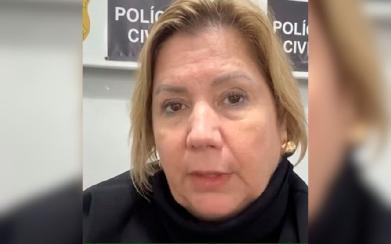 Adriana Oliveira, devido a xingamentos homofóbicos e depois liberada