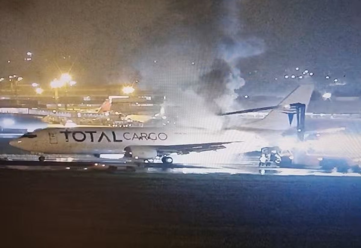 Avião cargueiro faz pouso de emergência após pegar fogo