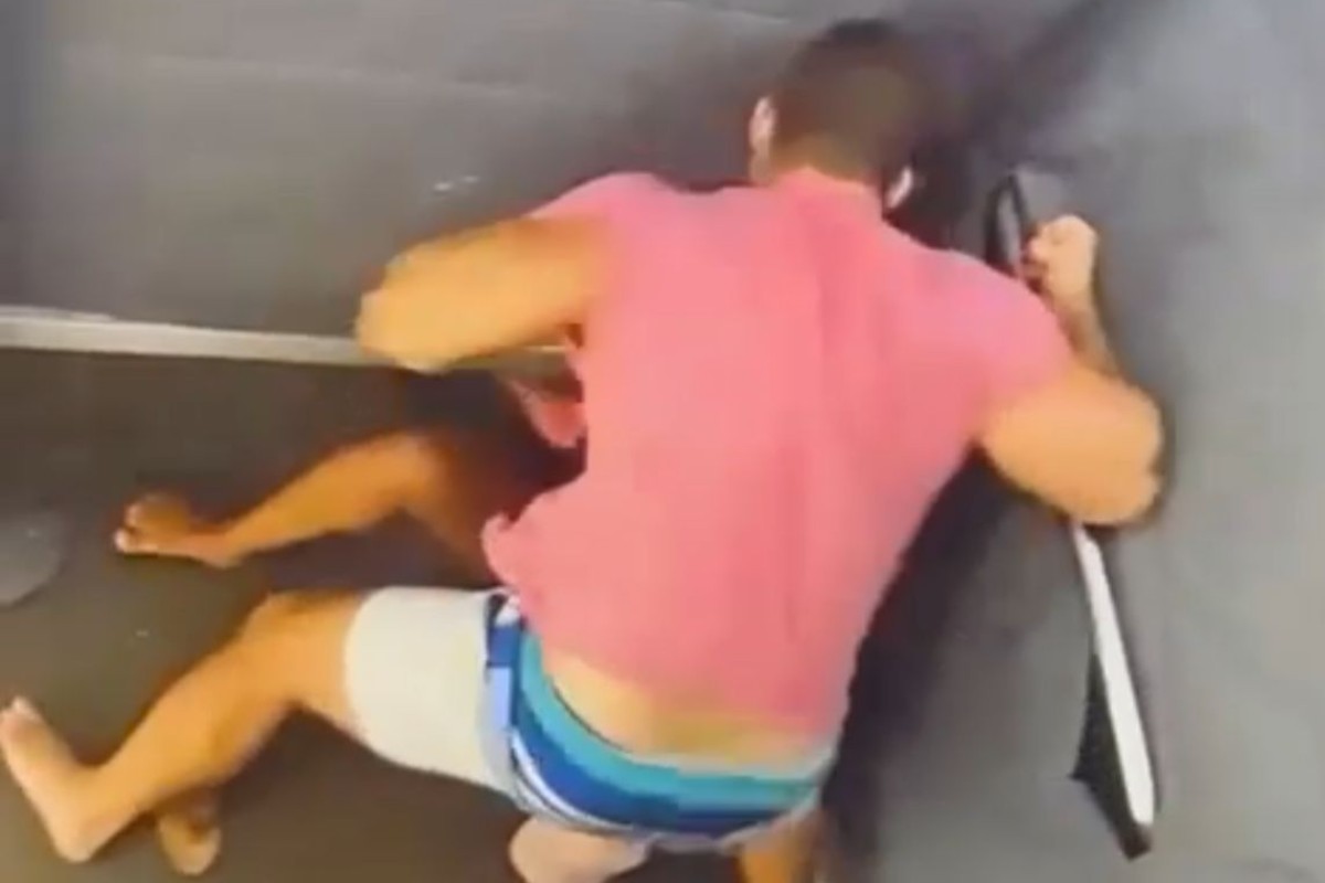 Câmeras de segurança registraram o momento em que a vítima foi brutalmente agredida