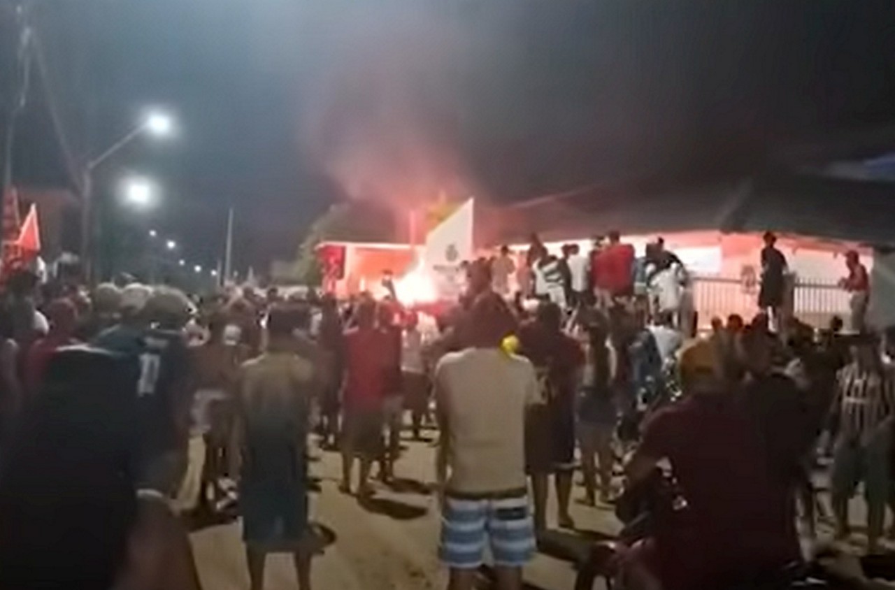  Moradores cercaram a delegacia da cidade, e mesmo com a tentativa dos policiais de conter os ânimos, ele foi agredido e queimado até a morte