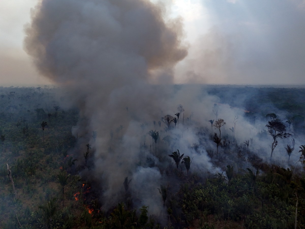 Vista aérea de um incêndio ilegal na floresta amazônica, às margens da BR-230 (Rodovia Transamazônica), perto da cidade de Lábrea, estado do Amazonas