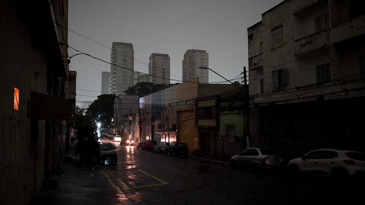 Chuva causa apagão na rua Dr Sergio Meira, no bairro da Barra Funda, na zona oeste da capital paulista