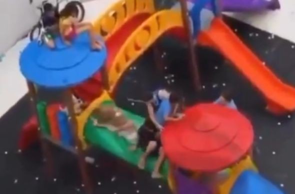 As crianças tentaram se proteger entre os brinquedos, mas foram alcançadas pelos cães
