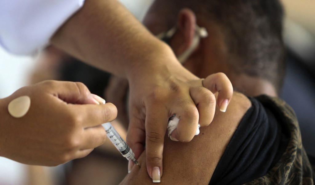 Exigência de atestado dificulta que pacientes com câncer se vacinem contra Covid