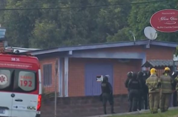 No vídeo, é possível ver policiais e bombeiros próximos à residência onde o atirador está