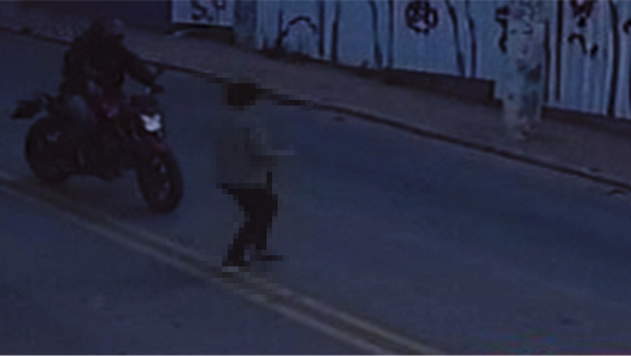 Após atravessar fora da faixa, mulher foi atingida por moto e morreu no local