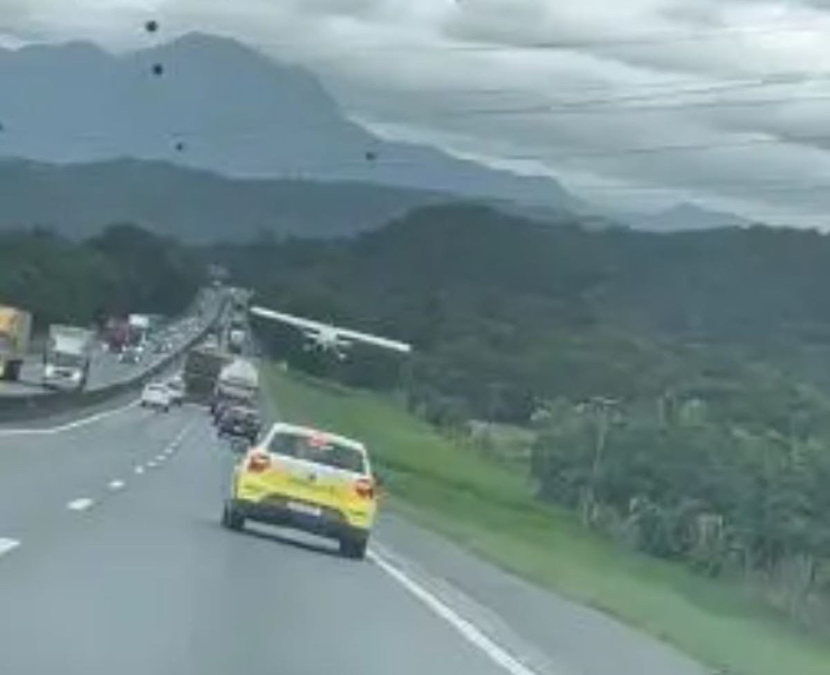 Uma pessoa flagrou o momento em que o avião pousou