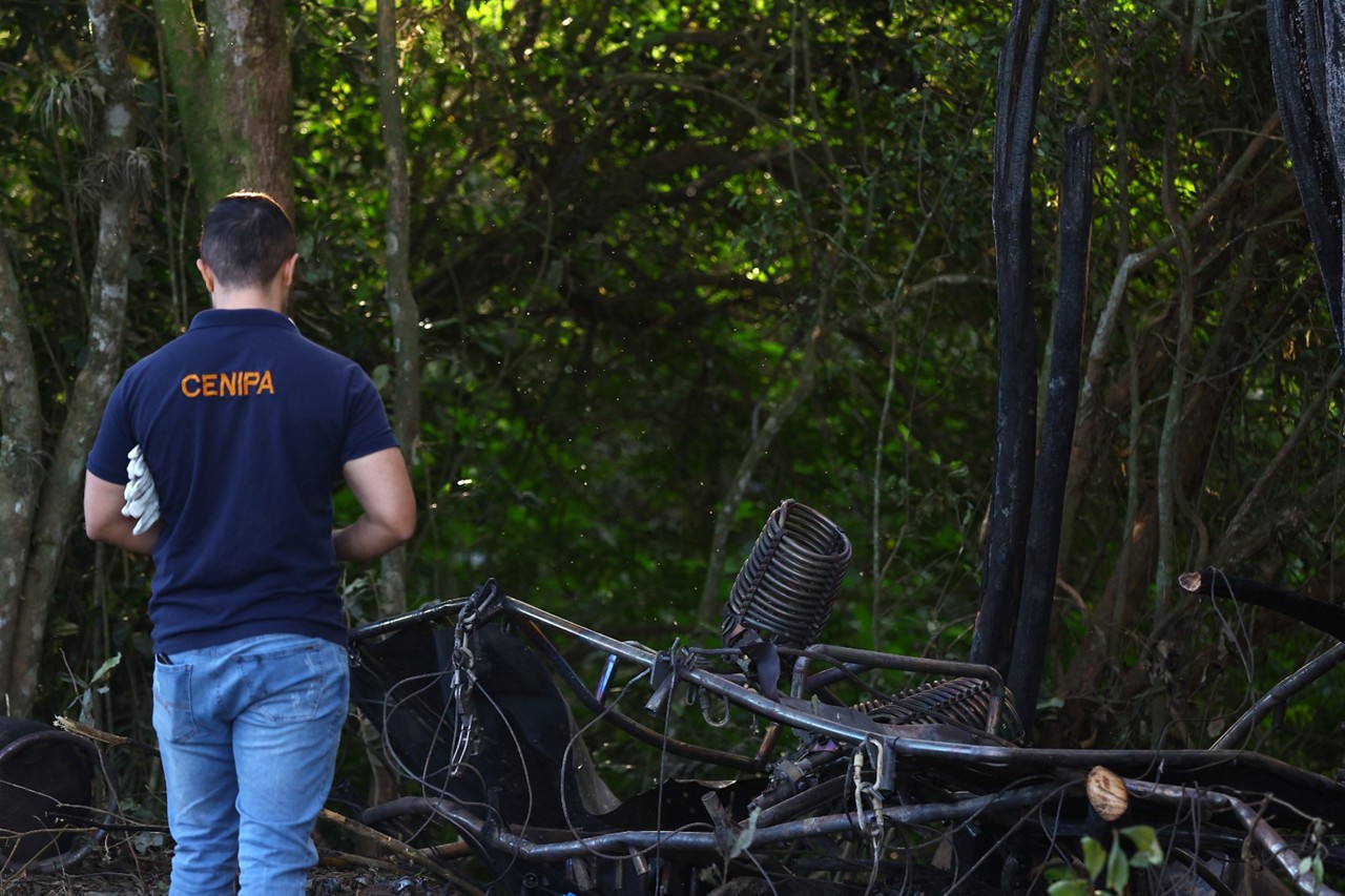 Agente do Centro de Investigação e Prevenção de Acidentes Aeronáuticos (Cenipa) avalia destroços do avião que caiu em Santa Catarina