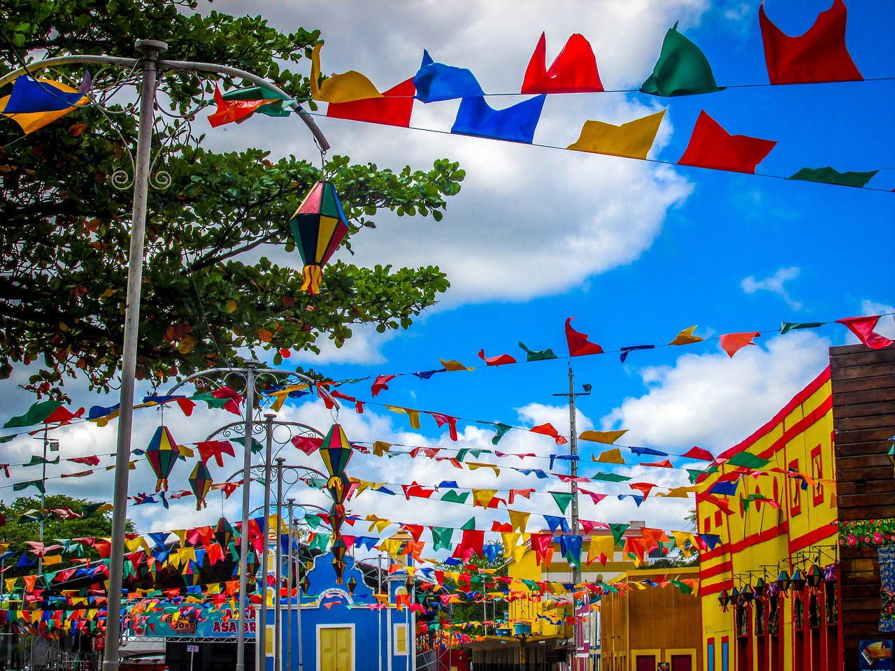 Bandeirinhas coloridas de festa junina na cidade