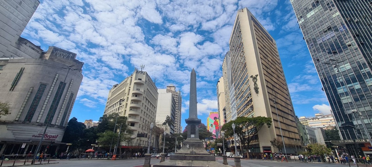 Centro de Belo Horizonte com céu parcialmente nublado