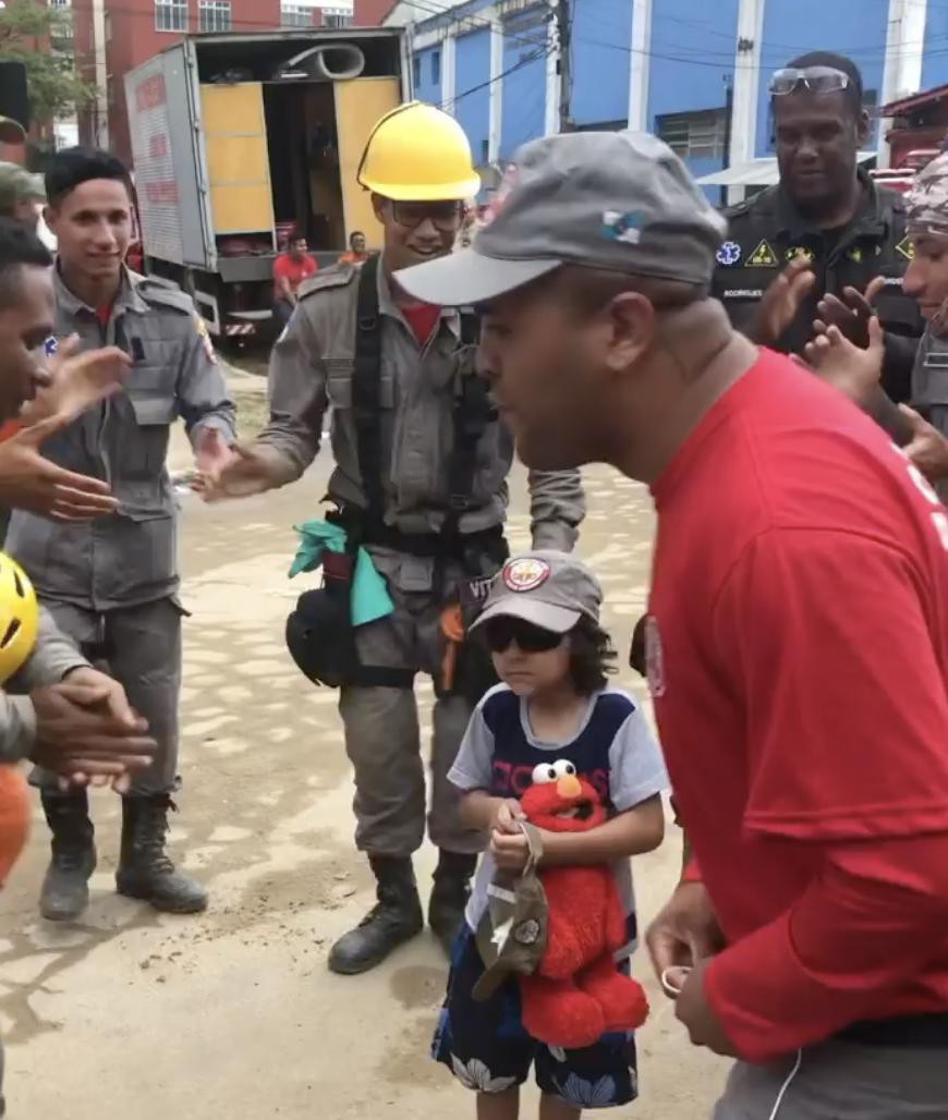 Bombeiros cantam e dançam junto a menino vítima da tragédia em Petrópolis