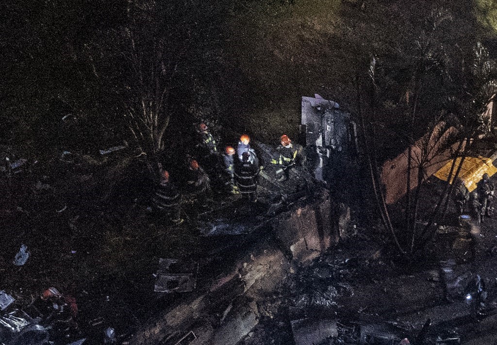Bombeiros retiraram 31 corpos dos destroços de avião que caiu em Vinhedo.