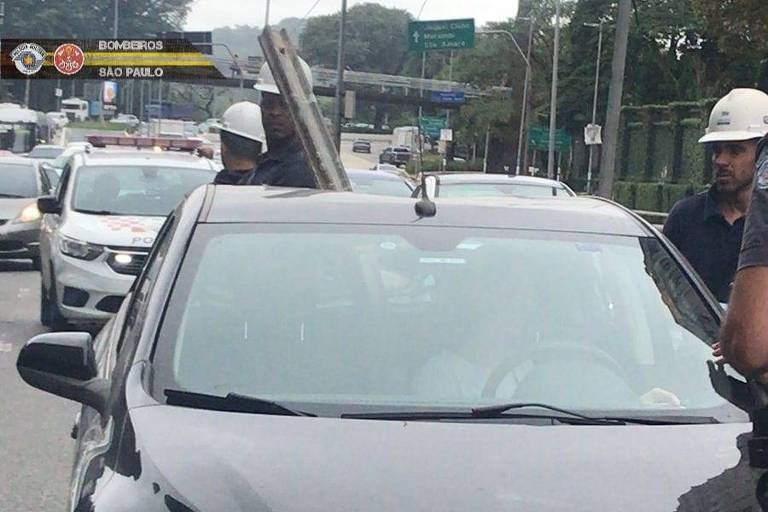 "Não foi um vento, não foi um acidente. É uma viga de ferro que caiu em cima de um carro. É muito irresponsabilidade, na minha opinião", afirmou o Major Marcos Palumbo