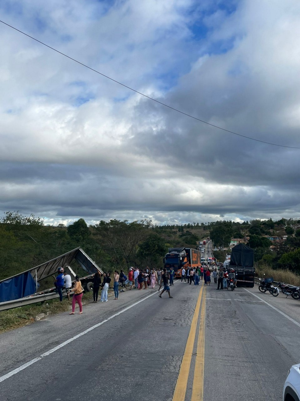 Motorista da carreta teria perdido o controle da direção