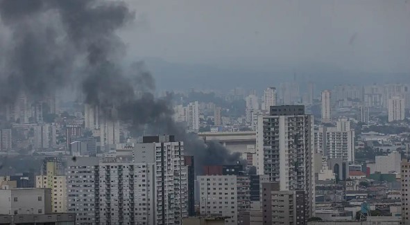 Chamas estão concentradas no último andar do prédio, segundo os bombeiros 