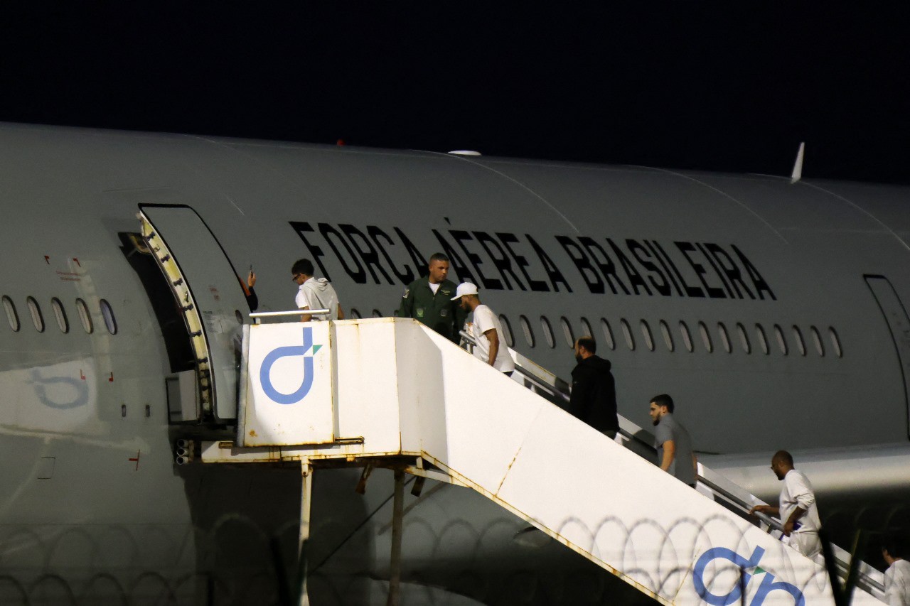 Após desembarcar em Fortaleza, deportados embarcaram, em aeronave da FAB, para Confins