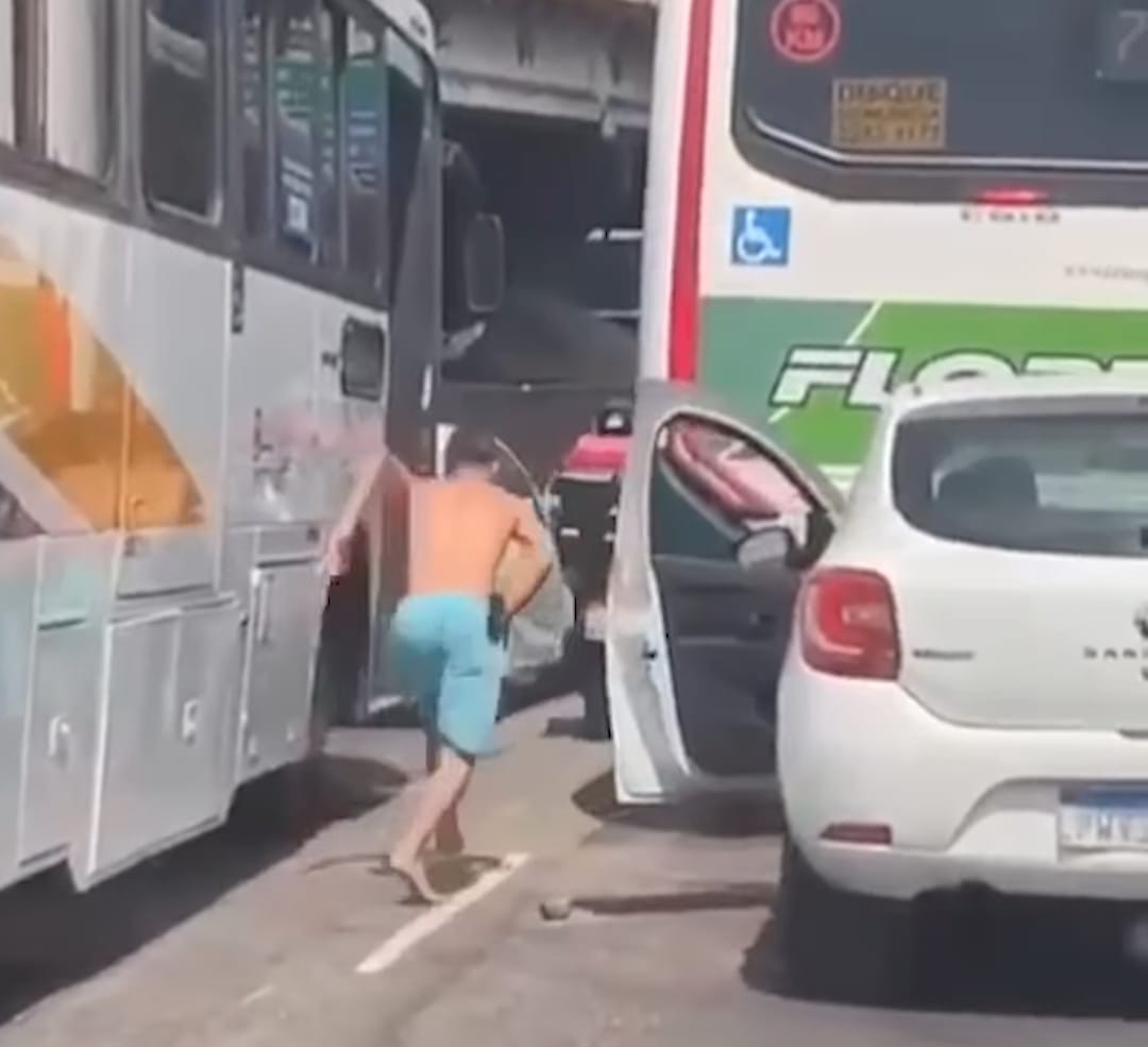 Homem saiu do veículo para correr atrás de motociclista