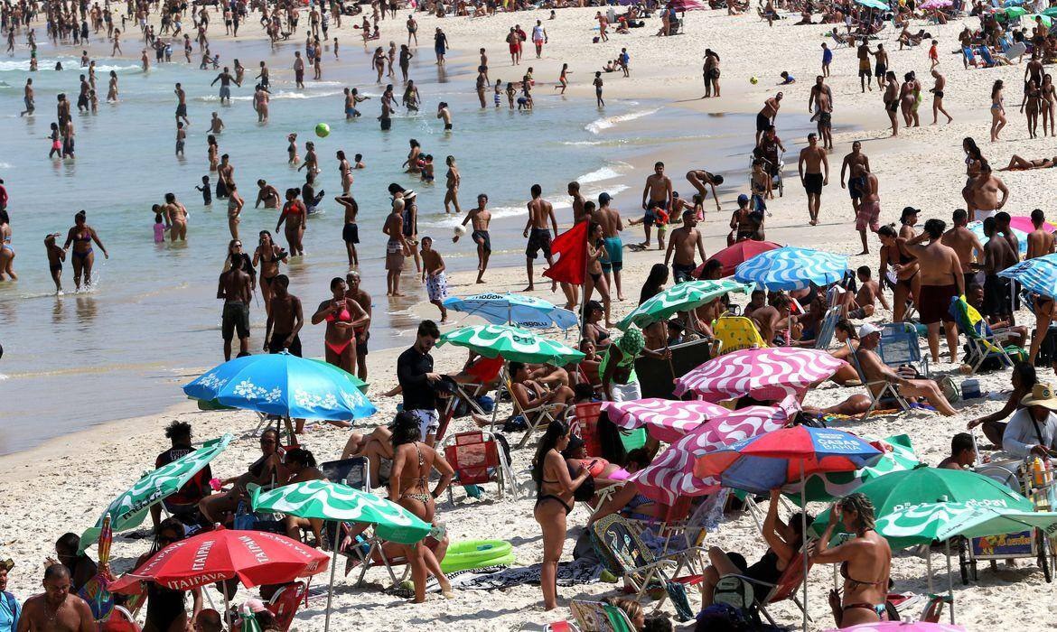 O calor beneficia o comércio nas praias brasileiras