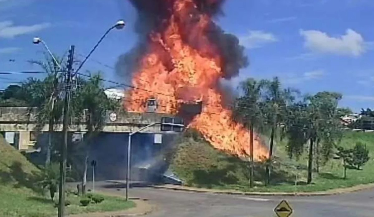 Caminhão-tanque explode em acidente e motorista pula de ponte para se salvar