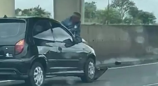 O automóvel só parou depois de bater em uma mureta de proteção