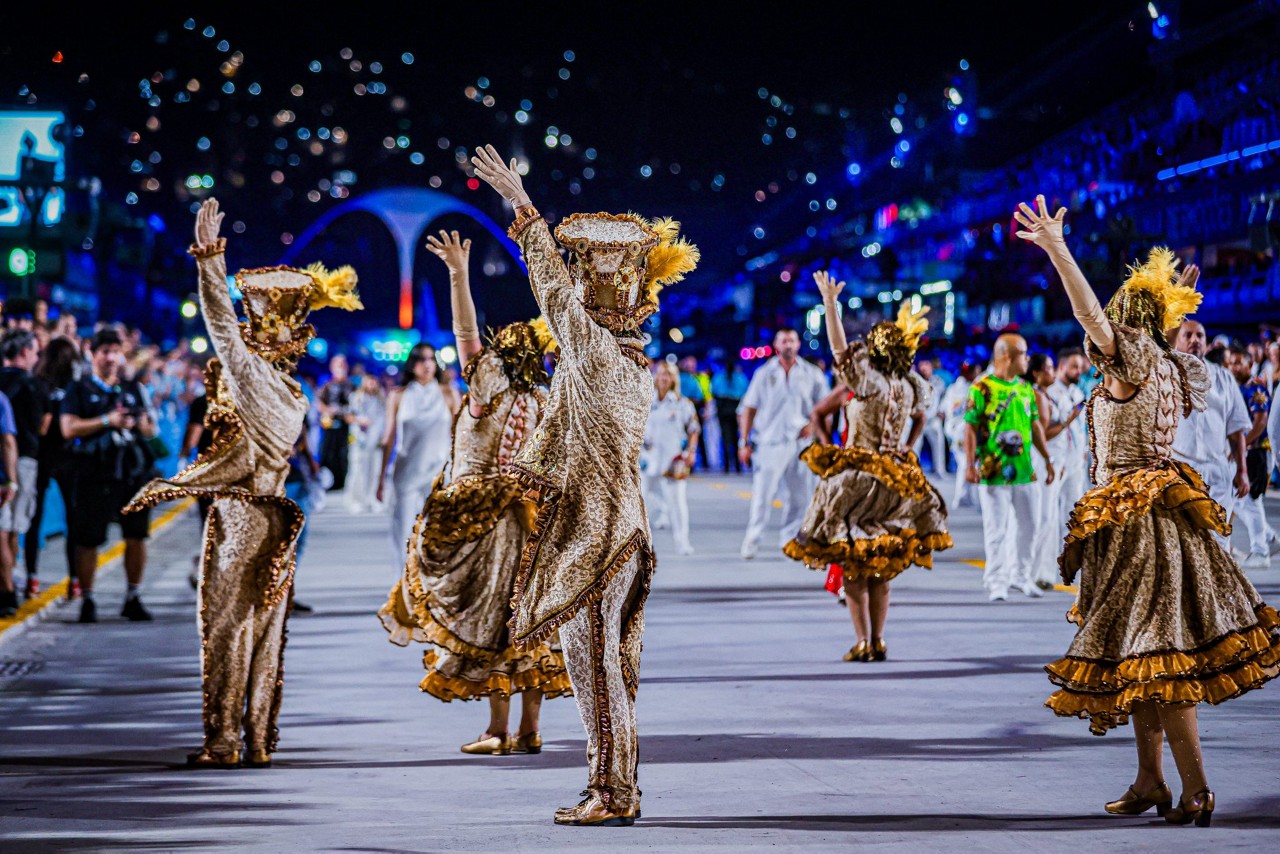 https://otempo.scene7.com/is/image/sempreeditora/brasil-carnaval-2026-sapucai-escolas_de_samba-1771181490?dpr=off&qlt=90&ts=1771181583611