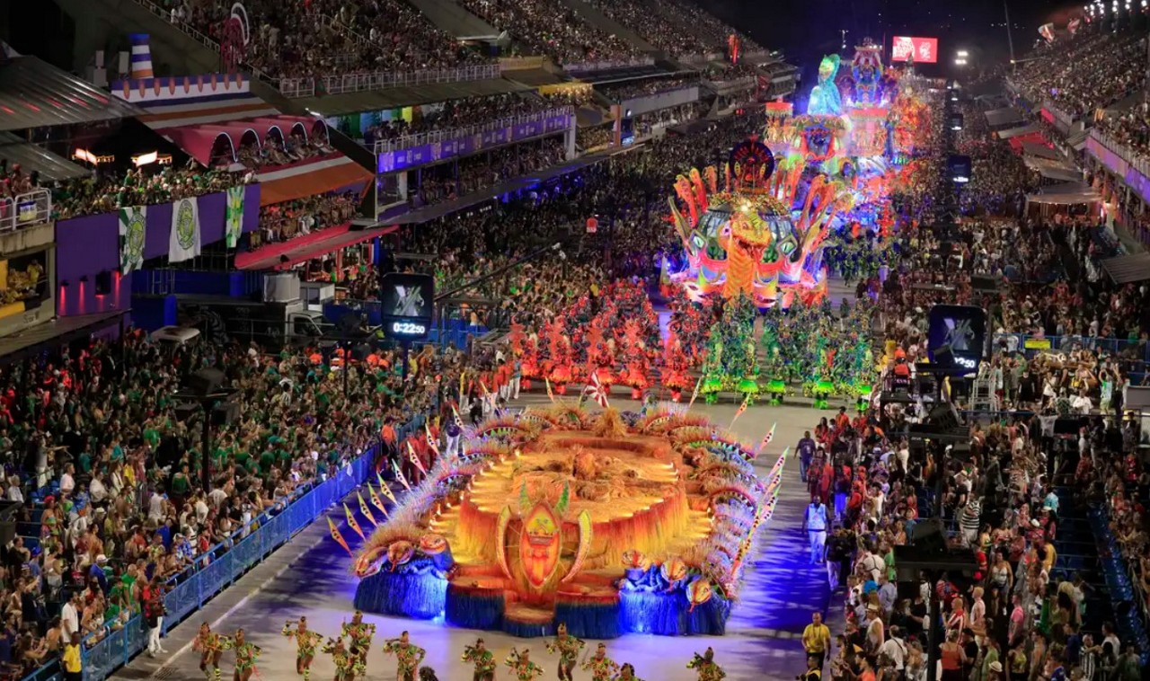 Desfile de escolas de samba no Carnaval do Rio de Janeiro