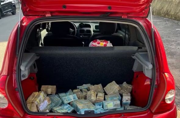 Polícia encontrou dinheiro no porta-malas do Clio 