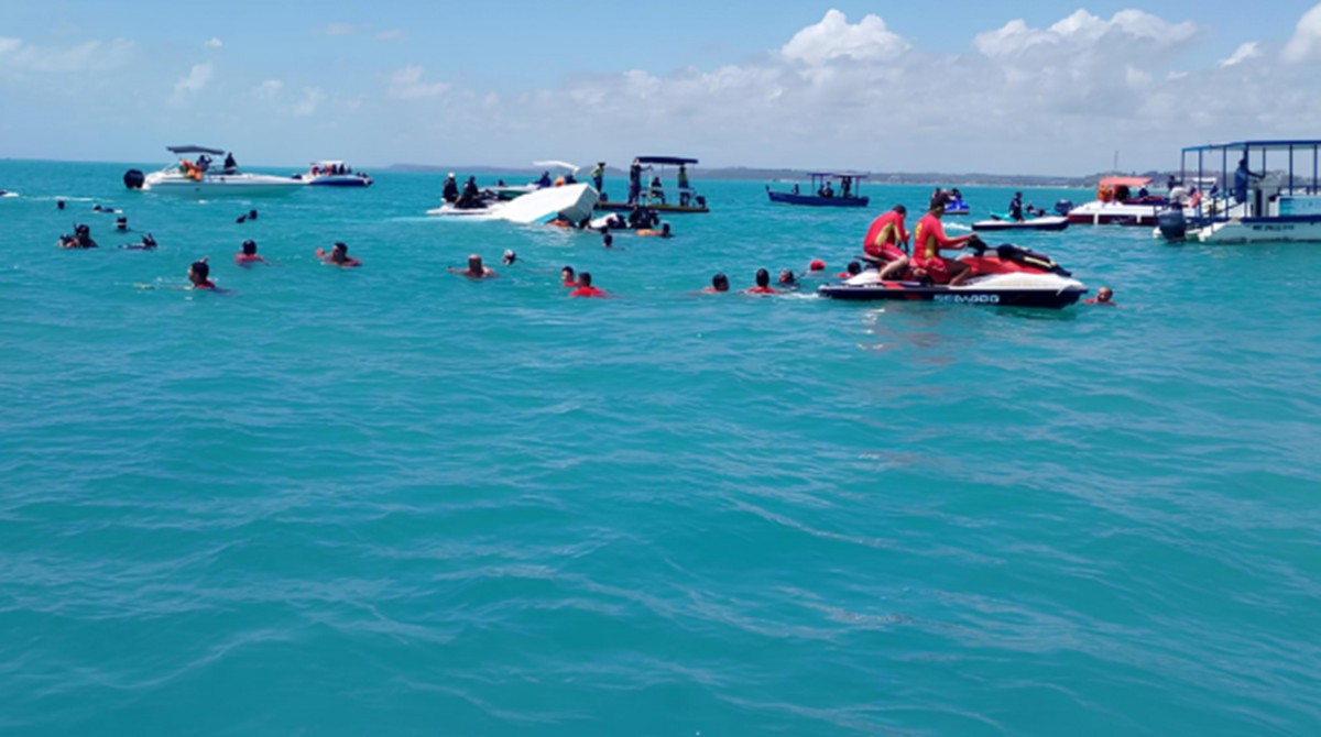 Equipes de resgate salva passageiros de catamarã que virou em Maragogi