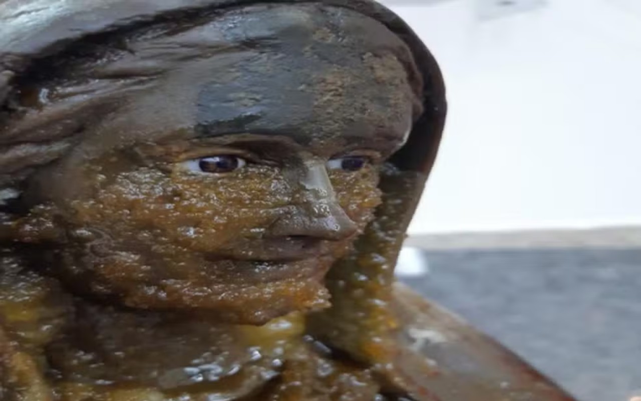 Imagem de santa supostamente verte mel e outras substâncias