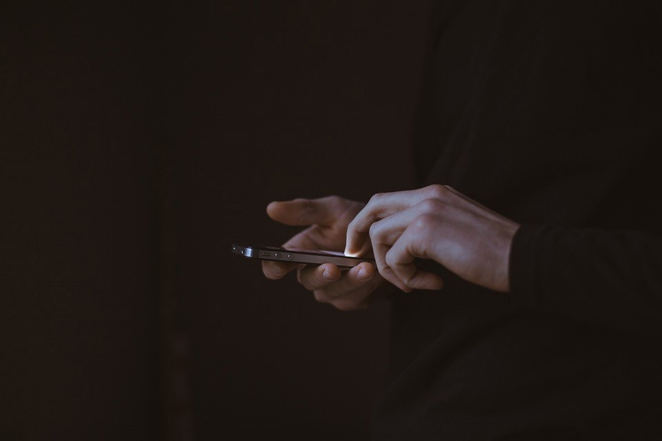 Influenciador com milhões de seguidores fez alerta sobre conteúdos com crianças e adolescentes na internet