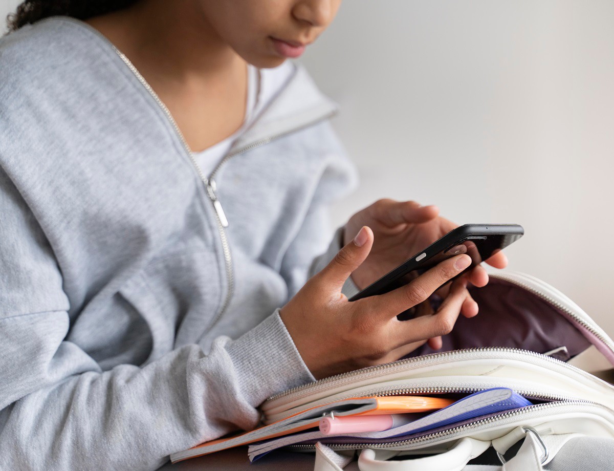 Lula sancionou lei que proíbe uso recreativo de celular nas escolas