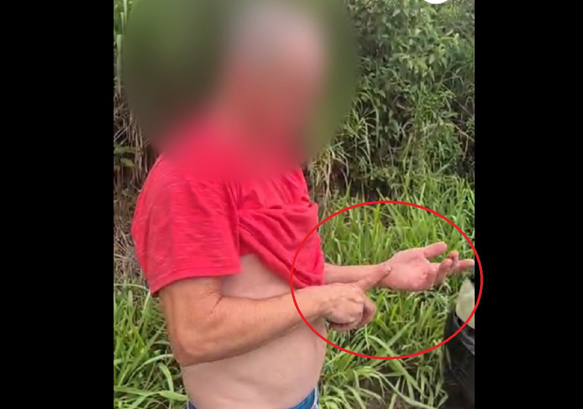 Vídeo mostra motorista tentando ligar digitando na própria mão