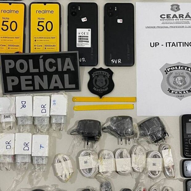 Celulares, chips e carregadores que estavam escondidos dentro de uma máquina de costura