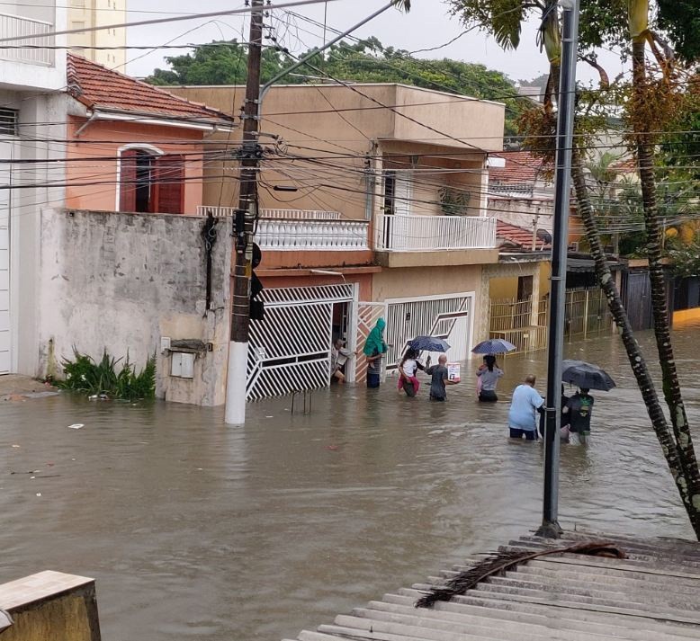 Rua Brazeliza, próximo do Sambódromo, houve registro de casas inundadas